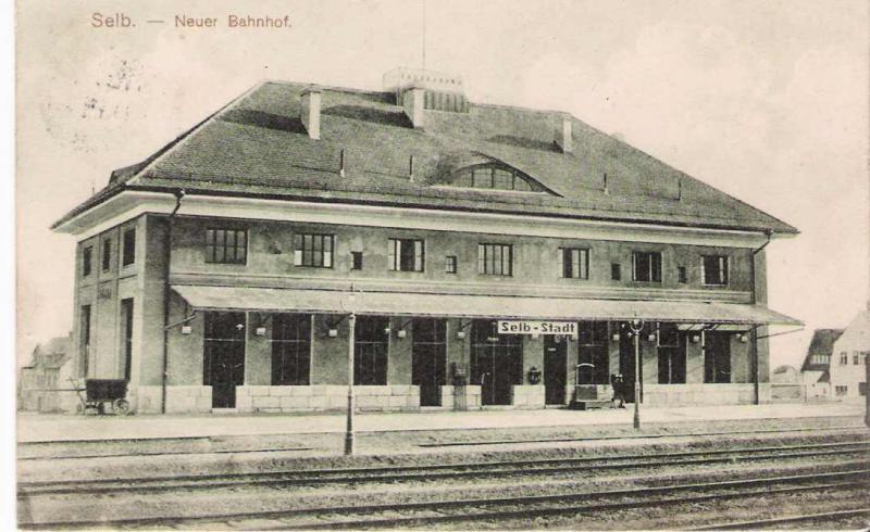 Eine alte Postkarte mit dem neuen Bahnhof